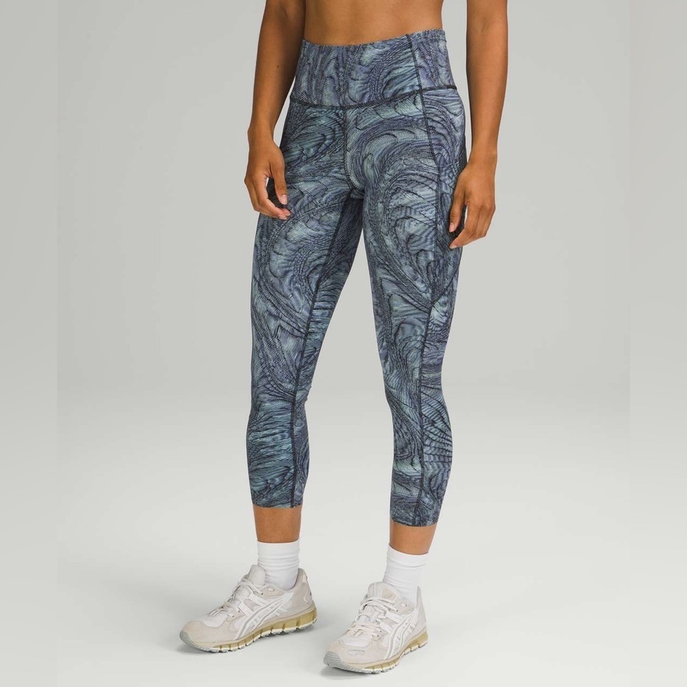 Lululemon Fast and Free High Rise Crop 23"
Dimensional Icing Blue Multi EUC